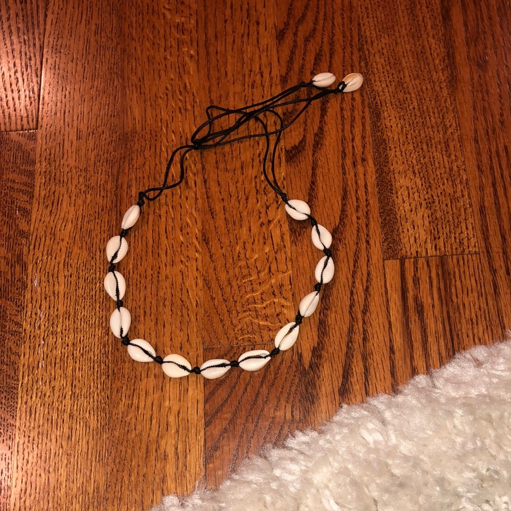 shell necklace/chocker.